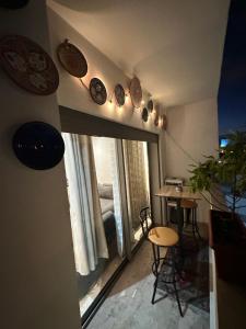 Habitación con una ventana con placas en la pared. en CHIC & COZY appartement très calme en Casablanca