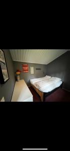 een kleine kamer met een bed en een tafel bij Badstue, 3 soverom, nytt bad og kjøkken i Åre in Åre