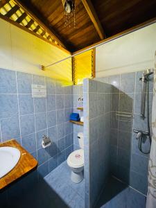 y baño con aseo, lavabo y ducha. en Cabinas Yamann en Puerto Manzanillo