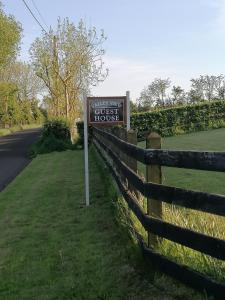 una señal para una casa de huéspedes junto a una valla en Valley View 1 (Tourist board registered), en Tamnyrankin