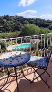 uma mesa e cadeira numa varanda com piscina em Villa Agnese em Badesi