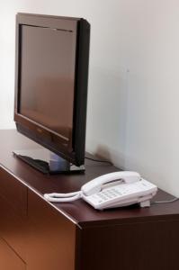 Una televisión o centro de entretenimiento en Apartamentos María Luisa