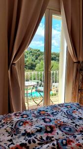 - une chambre avec un lit et une vue sur la piscine dans l'établissement Villa Agnese, à Badesi