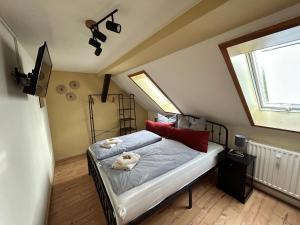 ein Schlafzimmer mit einem Bett im Dachgeschoss in der Unterkunft Ferienwohnung Sprejnik - Residenz Sonnenhübel in Großschönau