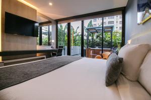 Tempat tidur dalam kamar di QUARTZ HOTEL & SPA