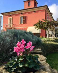 ロッカ・サン・ジョヴァンニにあるTenuta Porelloの建物前のピンクの花束