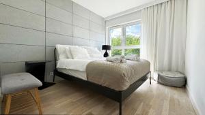 Ένα ή περισσότερα κρεβάτια σε δωμάτιο στο Apartament Park Bażantów