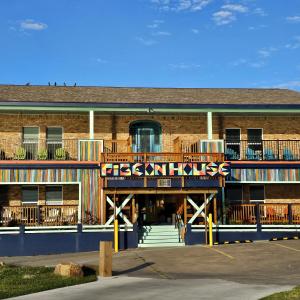 un edificio con un signo que da seguridad en Aly-Kats Flip Flop Flat, en Rockport 24 fotos más