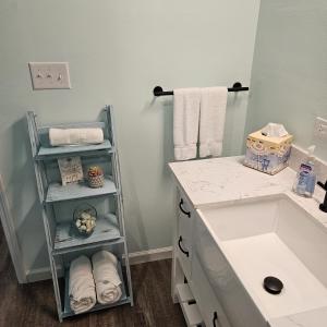 Un baño con lavabo y encimera con toallas. en Aly-Kats Flip Flop Flat, en Rockport