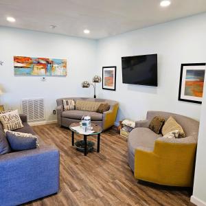 Una sala de estar con sofás y un televisor de pantalla plana. en Aly-Kats Flip Flop Flat, en Rockport