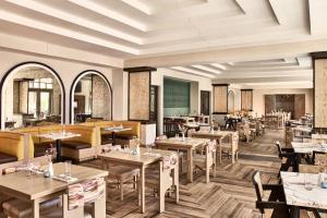 - une vue sur l'intérieur d'un restaurant avec des tables et des chaises dans l'établissement Renaissance Phoenix Glendale Hotel & Spa, à Glendale