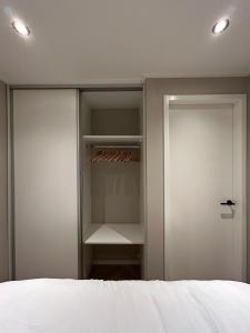 Een bed of bedden in een kamer bij Bos chalet Hellendoorn met Hottub