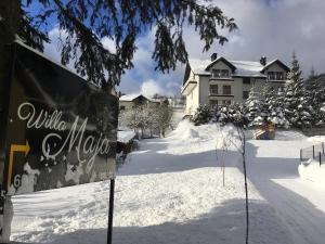 Znak w śniegu przed domem w obiekcie Willa MAJA w mieście Krynica Zdrój
