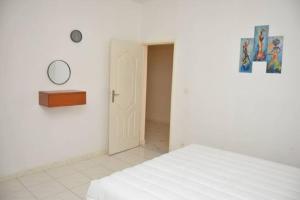 Postel nebo postele na pokoji v ubytování Maison calme avec piscine à Saly + 18 fotografií