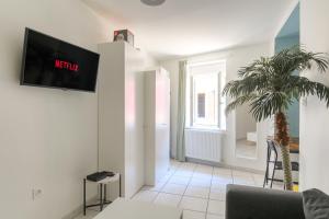 sala de estar con TV en la pared en Le Triplex proche CNPE, PIPA, Via Rhôna, en Lagnieu