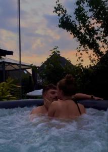 ムルシアにあるCasa Verna Jacuzzi y Barbacoaの男女の湯船