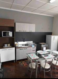 Kuchyň nebo kuchyňský kout v ubytování Blue House Central e Aconchegante