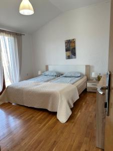 une chambre avec un lit et un parquet dans l'établissement Apartment Peloža 1, à Poreč