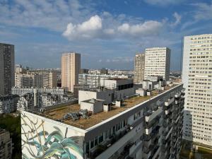 Blick auf die Skyline der Stadt mit hohen Gebäuden in der Unterkunft Studio with Panoramic View: Live in Peace! in Paris