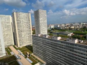 Luftblick auf hohe Gebäude in einer Stadt in der Unterkunft Studio with Panoramic View: Live in Peace! in Paris