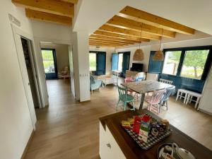 a kitchen and living room with a table and chairs at Grandes Duplex nuevos con Jardin - 3 llaves, Los Gayoles Rural in Castropol