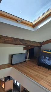 Zimmer mit einem Tisch und einem Bett in einem Zimmer in der Unterkunft Joli 2 pièces - du centre de Paris 12 minutes in Les Lilas