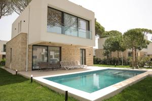 都拉斯的住宿－SanPietro Vacation Rentals，庭院中带游泳池的房子