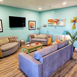 Una sala de estar con sofás y un televisor de pantalla plana. en Entire Lower Floor!, en Rockport 58 fotos más