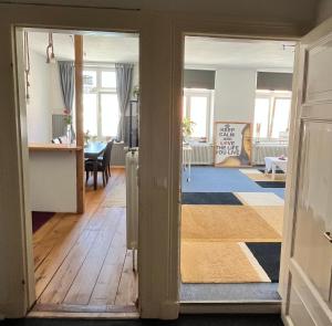 リューベックにあるCity Apartmentのリビングルーム付きの部屋に開いたドア
