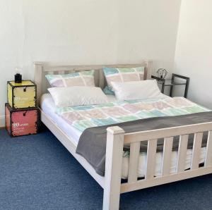 - une chambre avec un lit blanc et des oreillers dans l'établissement City Apartment, à Lübeck