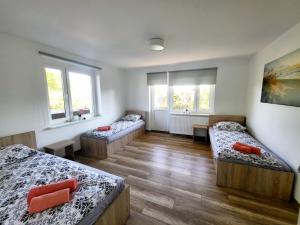 Pokój z 2 łóżkami i 2 oknami w obiekcie Dom na Błękitnej w Karwieńskim Błocie