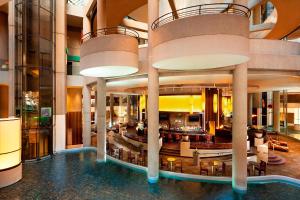 um átrio de um hotel com mesas e cadeiras em The Westin Bonaventure Hotel & Suites, Los Angeles em Los Angeles