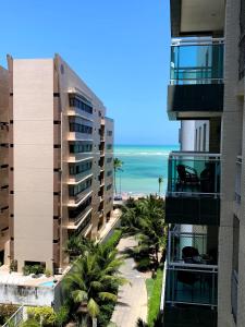 - Vistas a la playa desde 2 edificios en Apartamento Jtr em Maceio, en Maceió