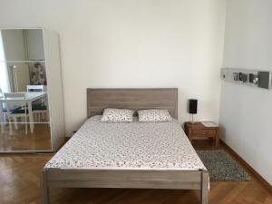ein Schlafzimmer mit einem Bett in einem Zimmer mit einem Tisch in der Unterkunft proche de la Gare de Lausanne in Lausanne