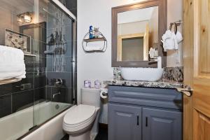 ビッグ・ベア・シティにあるStylish Elysian Big Bear Cabin w Enclosed backyardのトイレ、洗面台、鏡のあるバスルーム +23枚の写真