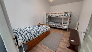 a small bedroom with two bunk beds and a rug at Gîte Le Grenier de l'Oasis de Chamousset in Brullioles
