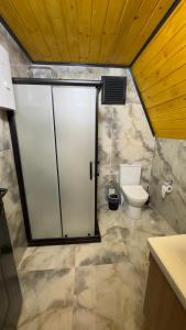 Et badeværelse på AĞARAN WOODEN HOUSEs + 34 billeder