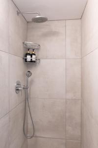 eine Dusche mit Duschkopf im Bad in der Unterkunft Cozy Residence in Astypalea-Stadt