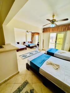 1 dormitorio con 2 camas y sala de estar en bianco Hotel & Suites, en Marsa Matruh