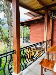 A balcony or terrace at La Casa de Cecilia Mindo