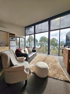 Cloud Nine Apartment @ Tamar Ridge في Grindelwald: غرفة معيشة مع أريكة وطاولة