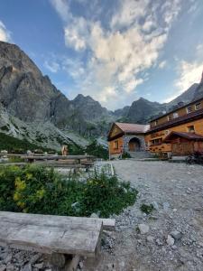 スタラー・レスナーにあるHoliday House Sabala 2の山を背景にした建物前のベンチ