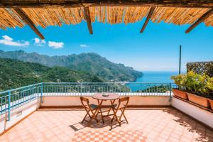 d'une terrasse avec une table et des chaises sur un balcon. dans l'établissement Sea view - Ravello houses, à Ravello