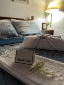 - un lit avec une couverture et un panneau de réflexion pour le tofu dans l'établissement Hostel 040, à Itaipava