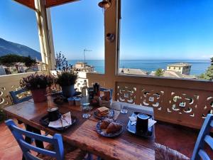 a table with food and a view of the ocean at L'Andirivieni in Camogli