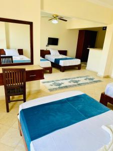 ein Hotelzimmer mit 2 Betten und einem Spiegel in der Unterkunft bianco Hotel & Suites in Marsa Matruh