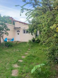 ein Haus mit einem Picknicktisch im Hof in der Unterkunft Maisonnette au calme in Gennevilliers