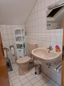 Kylpyhuone majoituspaikassa Wohnung Widdern