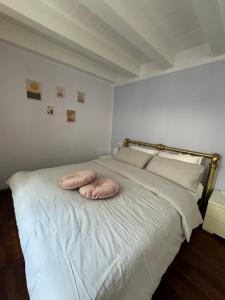 Un pat sau paturi într-o cameră la Dolly's house