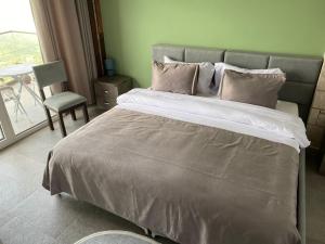 En eller flere senge i et værelse på Pamja e Qyteteve